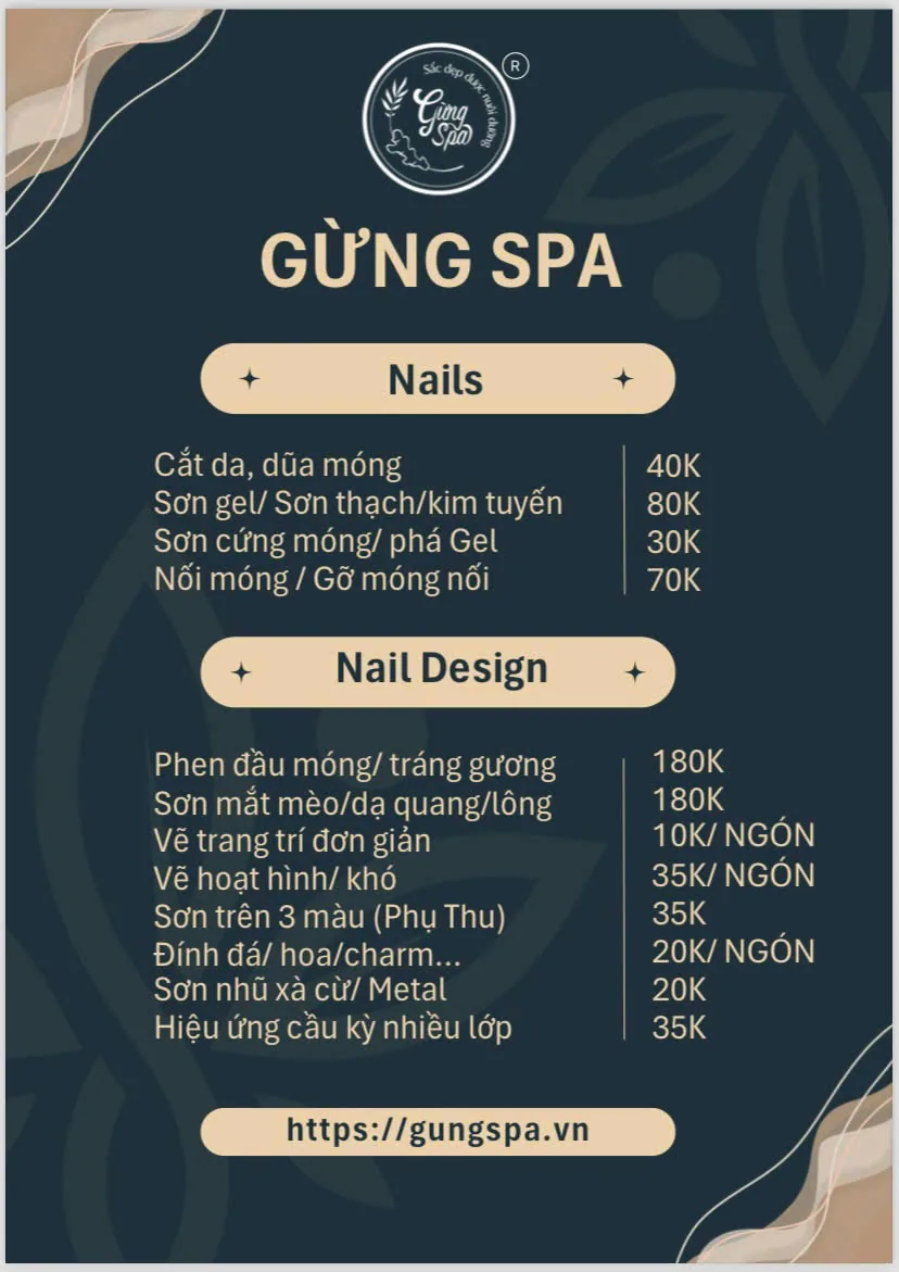 Bàn làm nail sơn gel sạch sẽ với đèn LED và dụng cụ riêng cho mỗi khách.